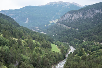Fototapeta na wymiar Photo de paysage panoraminque de haute montagne et de chemins de randonnée dans les alpes