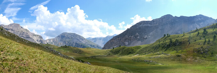 Naklejka na ściany i meble Photo de paysage panoraminque de haute montagne et de chemins de randonnée dans les alpes