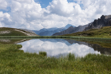 Fototapeta premium Photo de paysage panoraminque de haute montagne et de chemins de randonnée dans les alpes