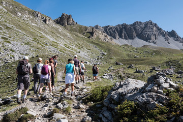 Photo de paysage panoraminque de haute montagne et de chemins de randonnée dans les alpes
