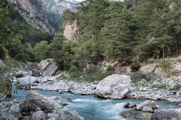 Photo de paysage panoraminque de haute montagne et de chemins de randonnée dans les alpes