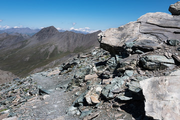 Photo de paysage panoraminque de haute montagne et de chemins de randonnée dans les alpes