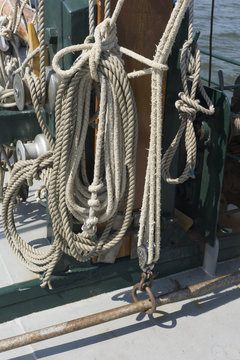 Leinen am Mast