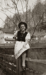 FOTO ANTICA CON DONNA IN VESTITO TRADIZIONALE 
