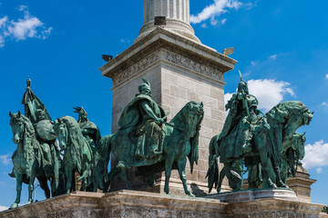 Obraz premium Budapest – Reiterstatuen des Heldendenkmals