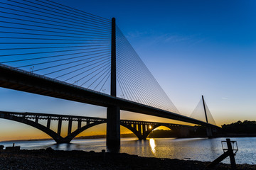 Coucher de soleil sur l'ancien et le nouveau pont de l'Iroise