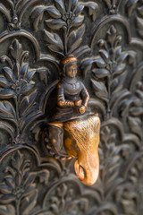 Fototapeta na wymiar Sculpture Elephant en acier porte représentation Bouddhistes 