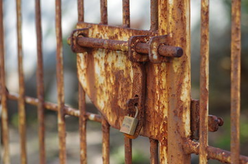 鍵のついた錆びた門