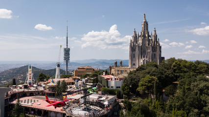 Obraz premium Świątynia Najświętszego Serca Jezusowego na Tibidabo w Barcelonie, Hiszpania.