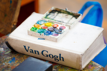 Obraz na płótnie Canvas Watercolor on Van Gogh book in classroom