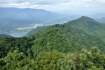 仏果山より高取山と宮ヶ瀬湖