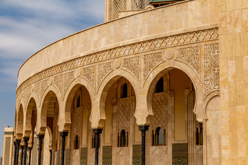 Fototapeta na wymiar Arches extérieur Mosqué architecture bâtiment Maroc Casablanca
