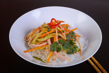 Salad vith noodle and vegetables