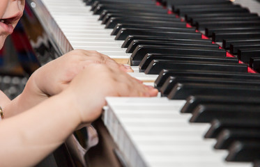 Kleinkind spielt Klavier