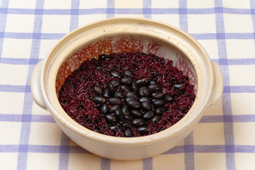 土鍋で炊く黒米と黒豆