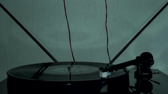 Turning of a vinyl player