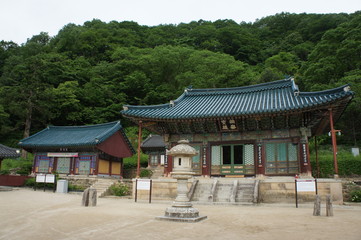 Fototapeta na wymiar Shinheungsa Buddhist Temple