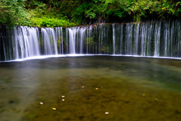 観光地長野県軽井沢の白糸の滝