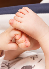 Obraz na płótnie Canvas Tiny sweet hand and foots of newborn baby