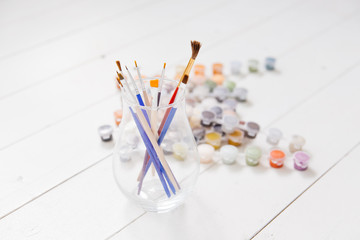 Pretty smiling young woman drawing a picture