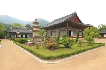 Fototapeta na wymiar Unmunsa Buddhist Temple