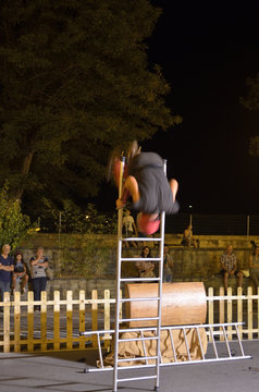 acrobata con scala