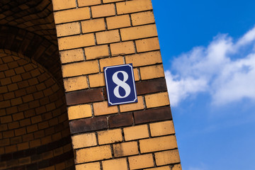 Hausnummer acht