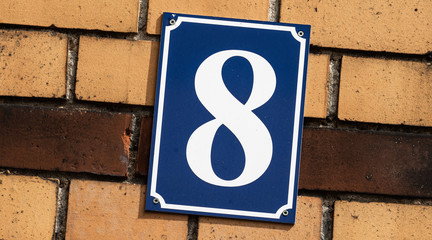 Hausnummer acht