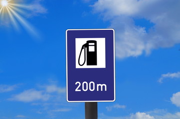 Ein Verkehrsschild mit dem Hinweis auf eine Tankstelle