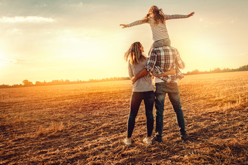 Familie im Feld