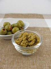 Selbstgemachte Olivenpaste aus grünen Oliven