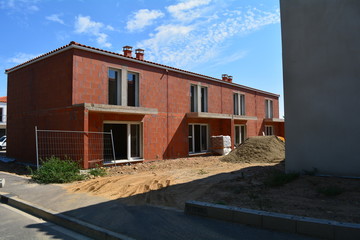 Fototapeta na wymiar Chantier de construction de maisons en brique en France