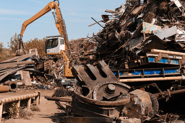 crane grabber loading metal scrap