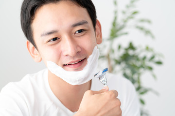 髭剃りをする男、泡、カミソリ、シェーバー、刃