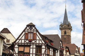 Fototapeta na wymiar Obernai. Maisons typiques à colombages et beffroi. Alsace, Bas Rhin. Grand Est