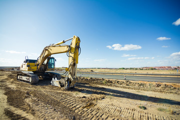Obraz premium Hydraulic hammer in the process of building a road, moving and drilling ground and rock