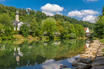 Obraz premium Loisachufer mit Blick auf die Altstadt von Wolfratshausen