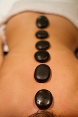 Masaje con piedras calientes , terapéutico, piedras volcánicas  