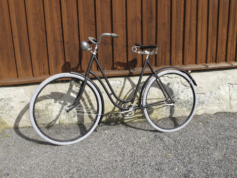 Altes Fahrrad" Bilder – Durchsuchen 140 Archivfotos, Vektorgrafiken und  Videos | Adobe Stock