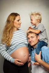 coole Familie erwartet ein Baby