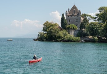 Fototapeta na wymiar Kayak au château d'Yvoire