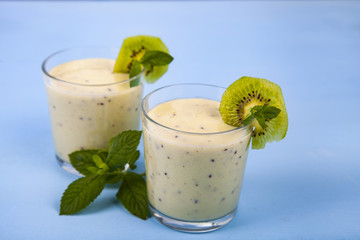 Smoothies with a banana and kiwi