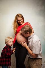 sich auf das Baby freuen