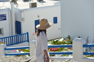 ragazza con il cappello che passeggia per le vie di Mykonos