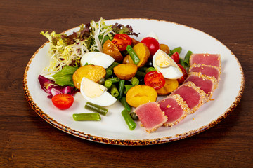 Nicoise salad with tuna