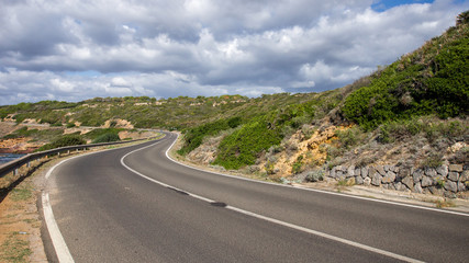 Einsame kurvige K?�stenstra??e durch mediterrane Landschaft