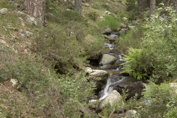 Embalse y cascada del Ej&eacute;rcito en la sierra de Madrid