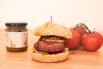 Hamburger with caramelized onions, tomato and goat cheese. All a gourmet hamburger to suck your fingers or surprise friends and family.