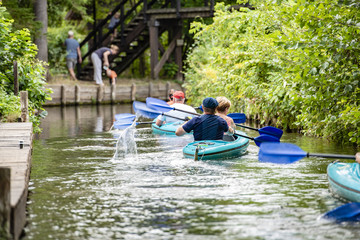 Touristen paddeln im Spreewald