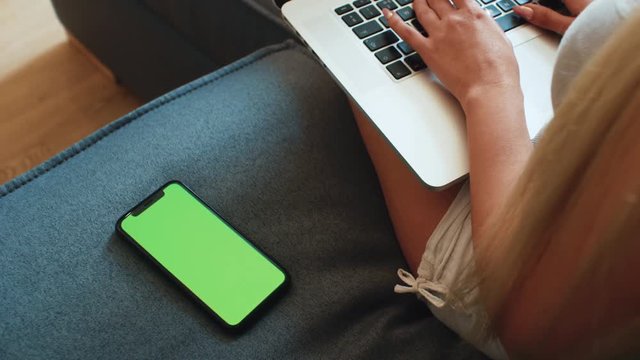 Green screen on iphone X the girl looks when the notification comes